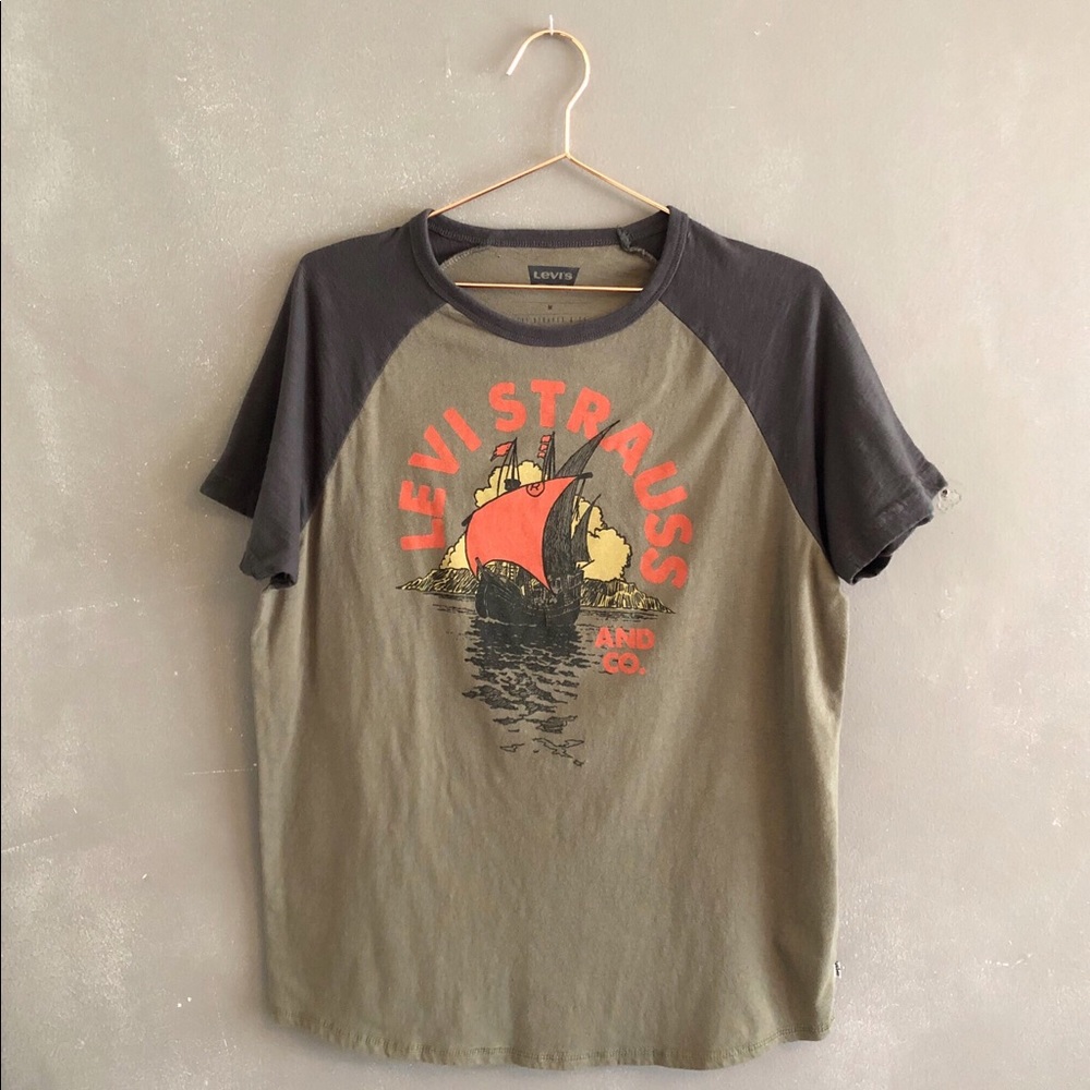 Levi’s Graphic Tee - Men’s Medium